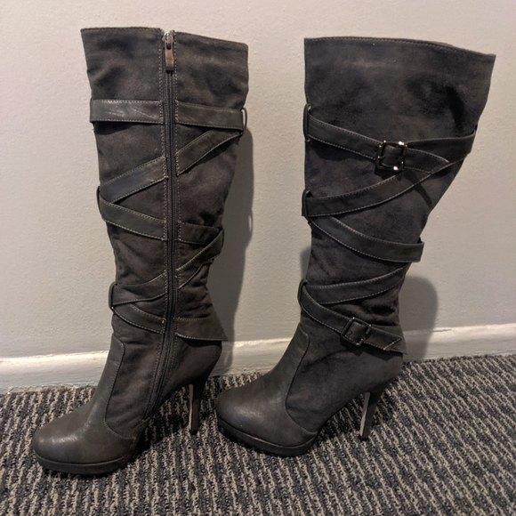 Gray Zip Up Boots With Heel & Buckles.  Inside is fleece. Worn once.  Size 6. - Picture 2 of 5